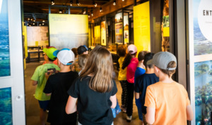 Groupe d'enfants explorant le musée