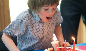 Enfant qui souffle ses bougies de fête